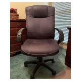 Nice looking mesh covered adjustable office chair in really good condition…..24-3/4 x 20 x 44 tall overall (as it sits)