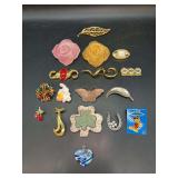 Beautiful selection of brooches and (1) glass pendant