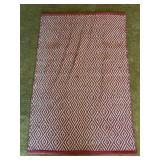 Nice looking hand loomed diamond pattern area rug in red and white…..30 x 46