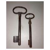 (2) cast iron skeleton keys…..7 a￼nd 5-3/4” long