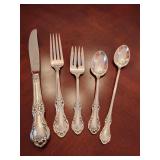 Sterling 'Wild Rose' pattern 5 piece place setting, knife, dinner fork, salad fork, dinner spoon, tea spoon. Weighs 142 grams.