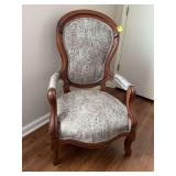 Very nice antique French Louis XV style armchair. Excellent condition, 26“ x 28“ x 42“. The seat is 15 inches from ground.