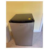 Whirlpool mini fridge 20” x 22” x 32”