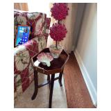 Cute butler side table with a 16“ x 10 1/2“ removable tray.. The table stands 20 inches tall with the tray on it.