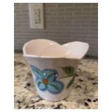 Gail Pittman La Bonner club planter 6“ x 4 1/2 inches