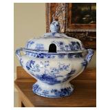 Vintage Kaolin Ware tureen. 12x6.5 in tall  Nuce decorative item but has chip/crack.