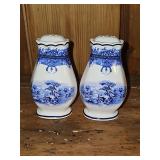 Blue transfer wear salt and pepper shakers. 4 in tall.