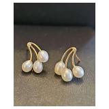14K yellow gold Freshwater pearl earrings.
