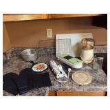 Group of miscellaneous kitchen ware