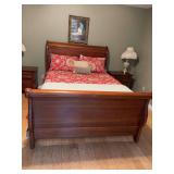 Queen size sleigh bed 65“ x 98 x 54. Matches dresser, chest of drawers and end tables. Matches lot 36, 37, 39 and 40.