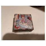 Vintage Chinese 4 in.² porcelain trinket box. QIng dynasty. The top has been broke but is unnoticeable while sitting on box