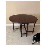 Vintage drop leaf gate leg table 44“ x 36“. Closed it is 14 inches wide.