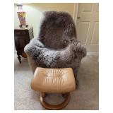 Ekornes-style Stressless tan leather reclining chair and ottoman with a 100% authentic Australian Sheepskin cover (READ ADDITIONAL DESCRIPTION)