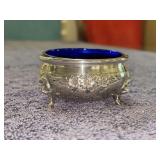 Unmarked ornate sterling salt cellar with cobalt blue glass insert and spoon - 65.6 grams