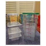 Grouping of various size plastic storage containers - 4qt has 1 universal lid