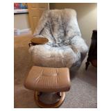Ekornes-style Stressless tan leather reclining chair and ottoman with a 100% authentic Australian Sheepskin fur cover and an attached side table (READ ADDITIONAL DESCRIPTION)