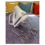KitchenAid handheld 5-speed mixer with 2 sets of hooks - working condition