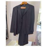 Men’s ENNE UOMO 2-pc suit - size 56R