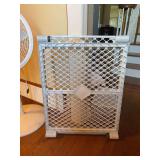 Expandable pet gate
