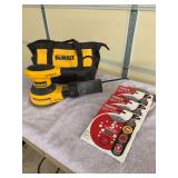 DeWalt electric 5” Random Orbit Palm Sander with carry bag and and extra sanding discs - working condition