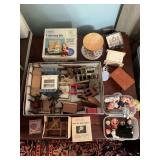 Group of vintage dollhouse accessories