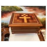 Very nice 11 x 9 x 5 inlaid wooden jewelry box with removable tray