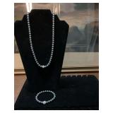 Gorgeous beaded necklace and bracelet set.