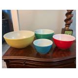Antique collectible Pyrex nesting bowls. Excellent condition.. Set of 4.