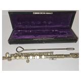 Henri dubois piccolo with case and cleaning rod. Needs cleaned and serviced.