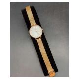 SHENGKE Classic Simplicity Women’s Watch in rose-gold like color