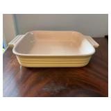 Yellow Le Creuset 9 x 9“ yellow stoneware baking dish 07–49