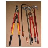 Lot: 2 pipe benders, bolt cutters, 2 loppers, trap