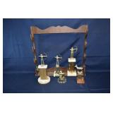 Wood 4 gun wall rack & 5 archery/hunting trophies