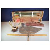 Lot: 16 boxed arrows, quiver, antlers, silhouette