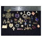 Marked 14 kt gold jewelry: 27 charms and pendants
