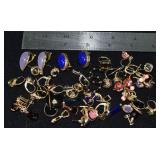 Marked 14 kt gold jewelry: collection of earrings