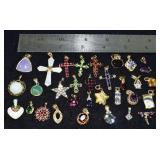 Marked 14 kt gold jewelry: 31 charms and pendants