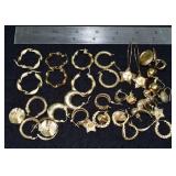 Marked 14 kt gold jewelry: collection of earrings