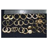 Marked 14 kt gold jewelry: 17 pair of earrings 54g