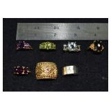 Marked 14 kt gold jewelry: 7 rings set with facete