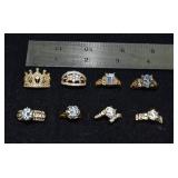 Marked 14 kt gold jewelry: 8 rings set with clear