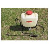 Lot: Solo backpack sprayer needing repair, 4qts sy
