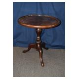 Bombay Co. mahogany finish circular pedestal table