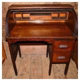 Oak child's single pedestal roll top desk, damage