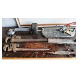 Lot: 2 pipe wrenches, tile cutter, carpet tool, Wi