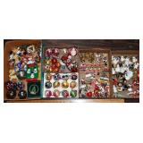 5 trays of Christmas tree decorations, etc.; as is