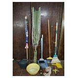 Household lot: flag pole, clothes line, brooms, du