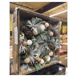 Pre-lit 32in Decorated wreath