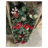 Pre-lit 9ft Decorated garland