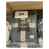 Oversized luxury plush blanket 90inx94in